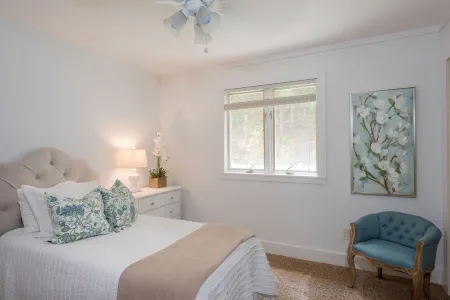 36 Private Acres on the New River w/Hot Tub