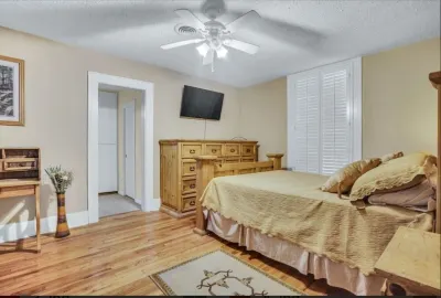 Home is located the historic part of Ardmore Oklahoma Hotels near Walgreens