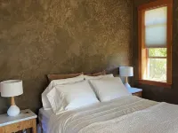 Bright art-filled home, fruit trees, valley view Hotels in Lopez