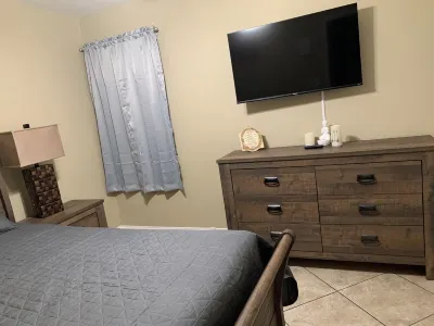 Nice 3 bedroom's house owner occ and 2 bathroom with fast WI-Fi,  Full Kitchen Goodwill Retail Store and Donation Center附近的飯店