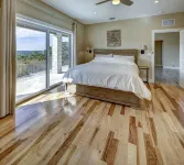 Bridge to Happiness: Cross the entry bridge into a gorgeous 4 bedrooms residence فنادق في Lost Creek