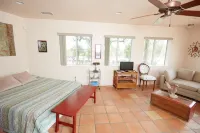 Round Glass House 1 Acre / 6 Blocks to Spa Hotel with Hot Jacuzzis, Sauna & Pool