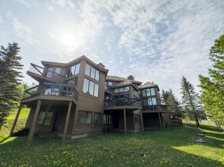 Ski-in/Ski-Out townhome, family-friendly, ideally located to resort amenities