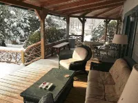 Beautiful Log Cabin with river access to The Watagua. Newly  added Fire Pit