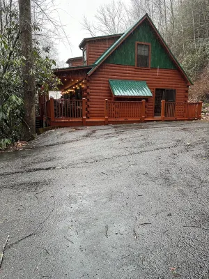 3/2 Log Cabin with year round rushing creek. Hot tub, wifi, A/C, arcade game. - 3-Star