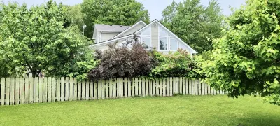 Modern cottage w/sauna, fire pit, outdoor dining, pool table, & sunroom
