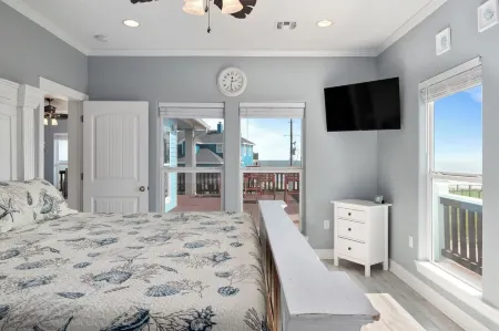 Great View/Direct Beach Access/Upscale Neighborhood/Games/Spacious/Dish TV/Wifi