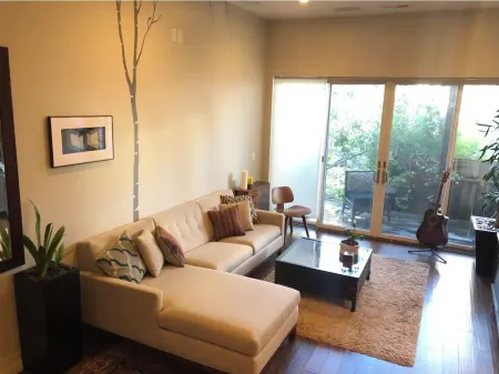 Beautiful Cottage, hot tub, in great neighborhood Отели рядом с достопримечательностью «Дэвидсон, Маунт»