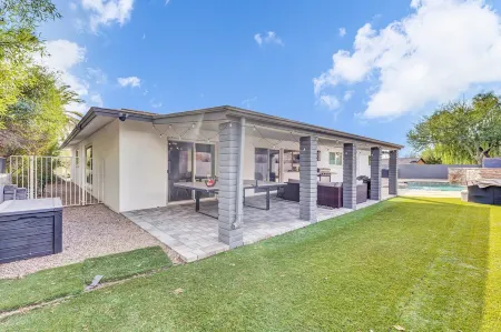 The Desert Trailhead Retreat Phoenix with Pool Отели рядом с достопримечательностью «Пистева Пик»