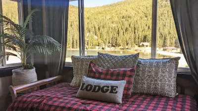 Modern 2br lakeview Condo in the mountains