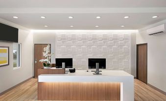 Days Inn & Suites by Wyndham Beaumont West / I-10 & Walden