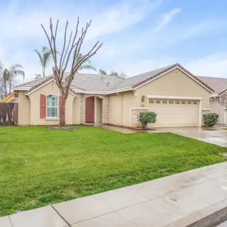 Fresno House - BBQ, Fire Pit, 3 Bed, 2 Bath & 2 Car Garage!