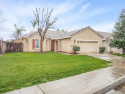 Fresno House - BBQ, Fire Pit, 3 Bed, 2 Bath & 2 Car Garage!