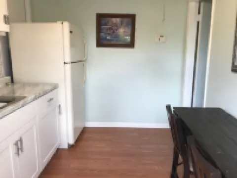 Cheerful and cozy 1 bedroom efficiency. Private