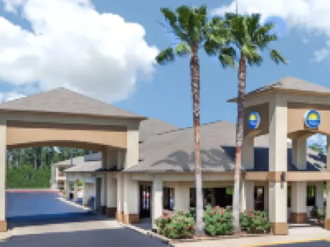 Days Inn & Suites by Wyndham Huntsville Hotels in Walker County