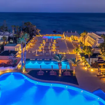 رويال أزور ثالاسا Hotels near جامع التوبة