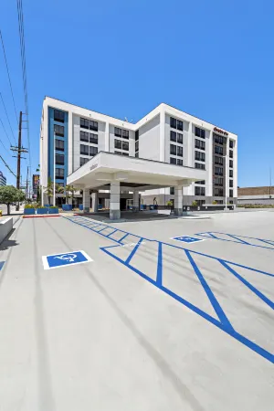 Hampton Inn by Hilton Los Angeles Airport Отели рядом с достопримечательностью «Inglewood Park Maintenance»
