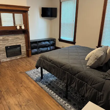 Monument House, Near Spooky Nook , Heart of Hamilton,Oh private parking , Slps 8