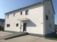 15 Minuten vom Freizeitpark und Seen Entfernt. Ferienwohnung in Ruhiger Lage