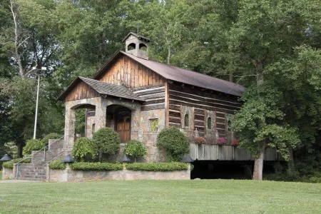 "18 Seasons" Seconds to Blue Ridge Parkway, & Mabry Mill. Game room w/Bar