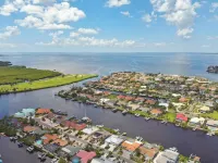 Waterfront 4-bedroom Pool house in fantastic Apollo Beach with AC, WiFi Hotels in Apollo Beach