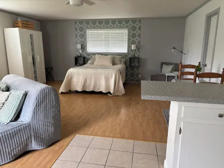 Adorable Guest Cottage Отели в г. Клберн