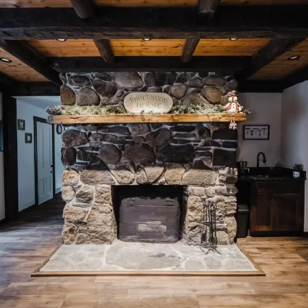 13 Beds, 17 Guests -Hot tub- 15 mins to Sunday River!