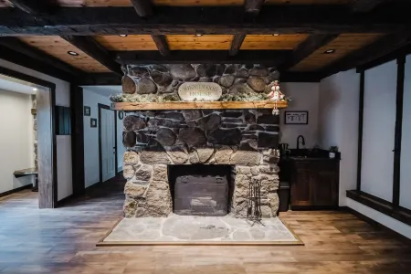 13 Beds, 17 Guests -Hot tub- 15 mins to Sunday River! Отели в г. Ньюри