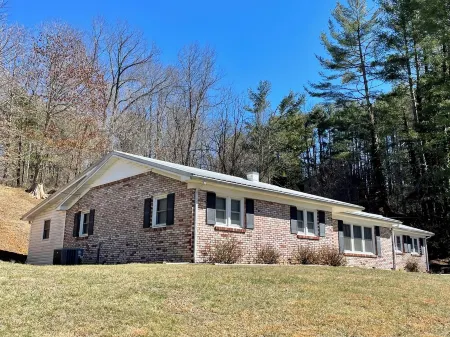 Southern Charm Retreat! WiFi, Grill, Downtown Burnsville! Walk to everything!