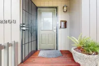 Quiet Oasis in Central Eureka with Wi-Fi, Tempur-Pedic Bed, Garage & EV Charger