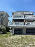 Oceanside Oasis: Oceanfront Family Friendly Luxury Duplex Parking for 2-3 Cars