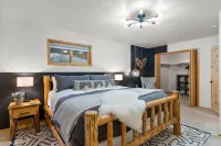 The Retreat@ the Cottages-tucked in towering pines