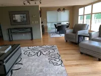 Walking distance to downtown attractions and grocery store and coffee bakery.