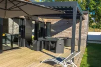 Modern house with great facilities and a large jacuzzi Hotels near D2 Studio Danse 2000