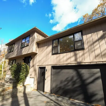 5 Star Coastal Farmhouse- Dog Friendly- 3Br in Westerly! Minutes to Beach & Town