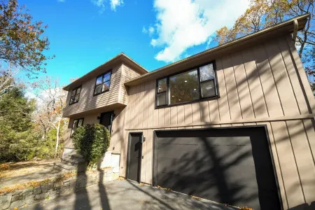 NEW! 5 STAR Coastal Farmhouse - 3BR in Westerly! Moments to Watch Hill