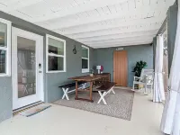 Charming 2-bedroom bungalow with AC, WiFi in peaceful Ormond By The Sea