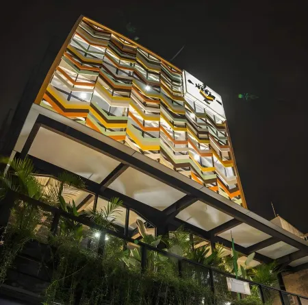 RedDoorz Premium @ Hotel Hebat Отели рядом с достопримечательностью «Jalan Pasar Induk Caringin»