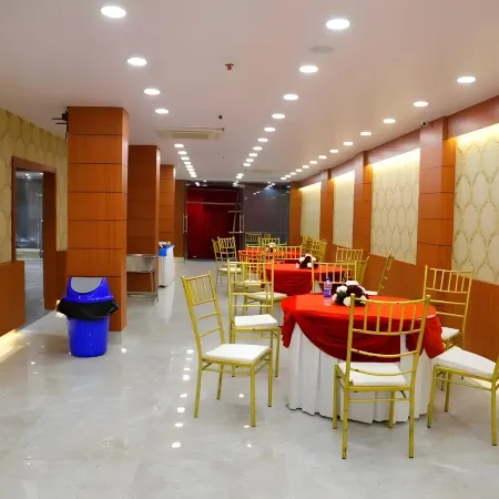 The Panash Hotel & Banquets Отели рядом с достопримечательностью «Мост Хора»