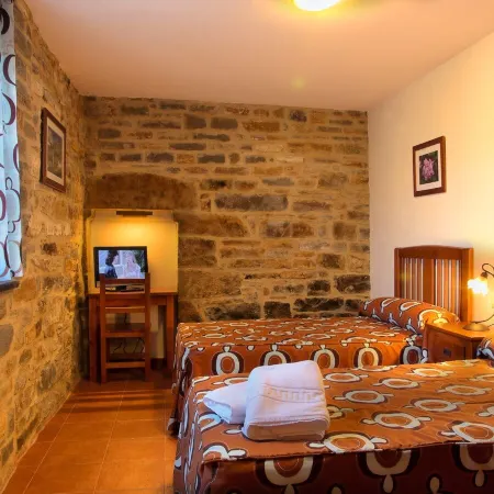 Casas Pirineo Aínsa: Historic Palace & Garden