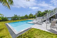 Springtide House by Brightwild Waterfront Pool