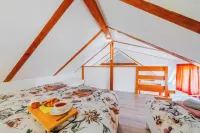 Timber Cottage With Pool and Hot Tub - Happy Rentals - piscine