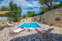 Dive into Summer - Kirki's Cozy Pool Gem on Paxoi فنادق في Paxoi