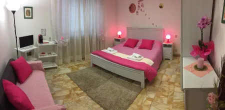 My Way Отели рядом с достопримечательностью «Пьяцца деи Мираколи»