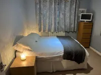 1 Bedroom Apartment Sleeps 2 - Pets Welcome - Tv Hotels in Copthorne