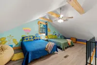 Backwoods Getaway Cozy Villa for 12 with Hot Tub Game Room - Homestays