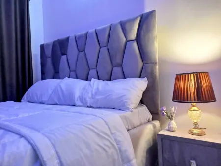 Lovely 2-Bedroom Serviced Apartment with a Balcony Отели рядом с достопримечательностью «Терминал аэропорта Абуджа Ннамди Азикиве»