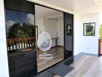 Room in B&B - Master Suite Family Room with Views of the Ocean スルスドゥーのホテル