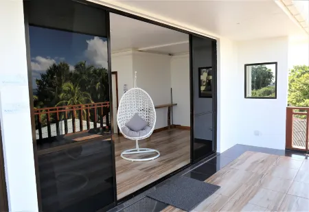 Room in B&B - Master Suite Family Room with Views of the Ocean