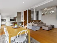 Spectacular Views - 5 Bedroom House and Unit - Free Parking - Free Wifi